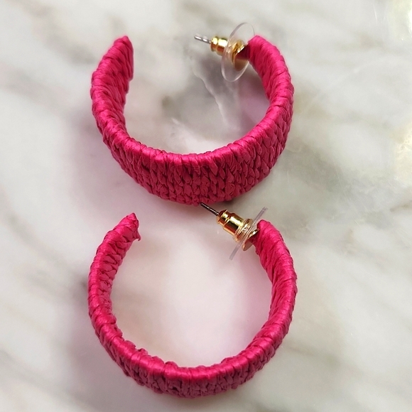 Pretty NWOT hot pink earrings in great condition! - Picture 4 of 6